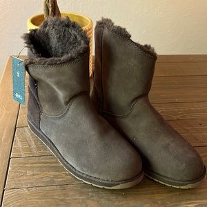 EMU NWT short brown suede and real Sherpa Wool slip on boots